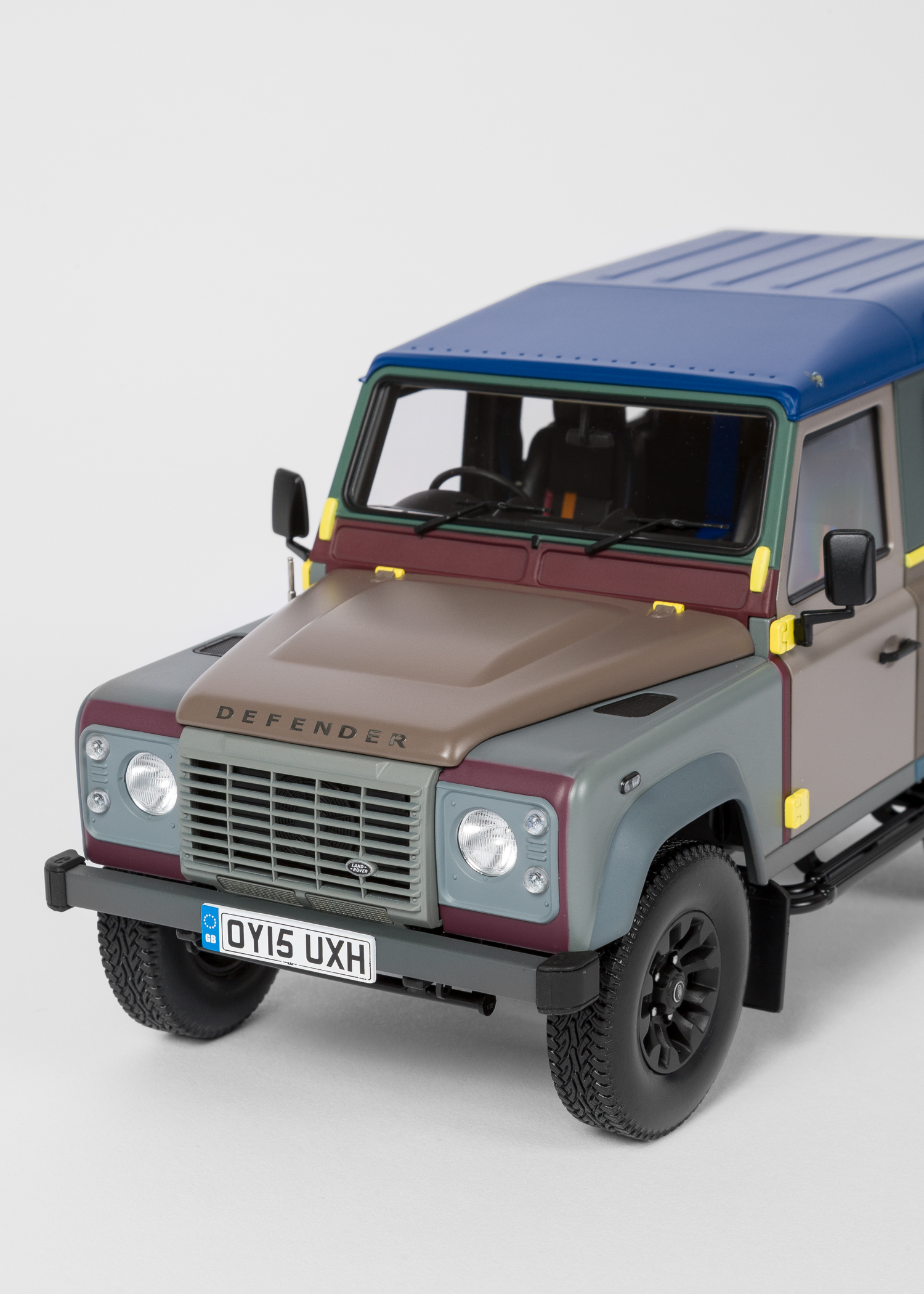 Angled View - Paul Smith + Land Rover - Defender 90 1/18 Die Cast Metal Collector's Edition 