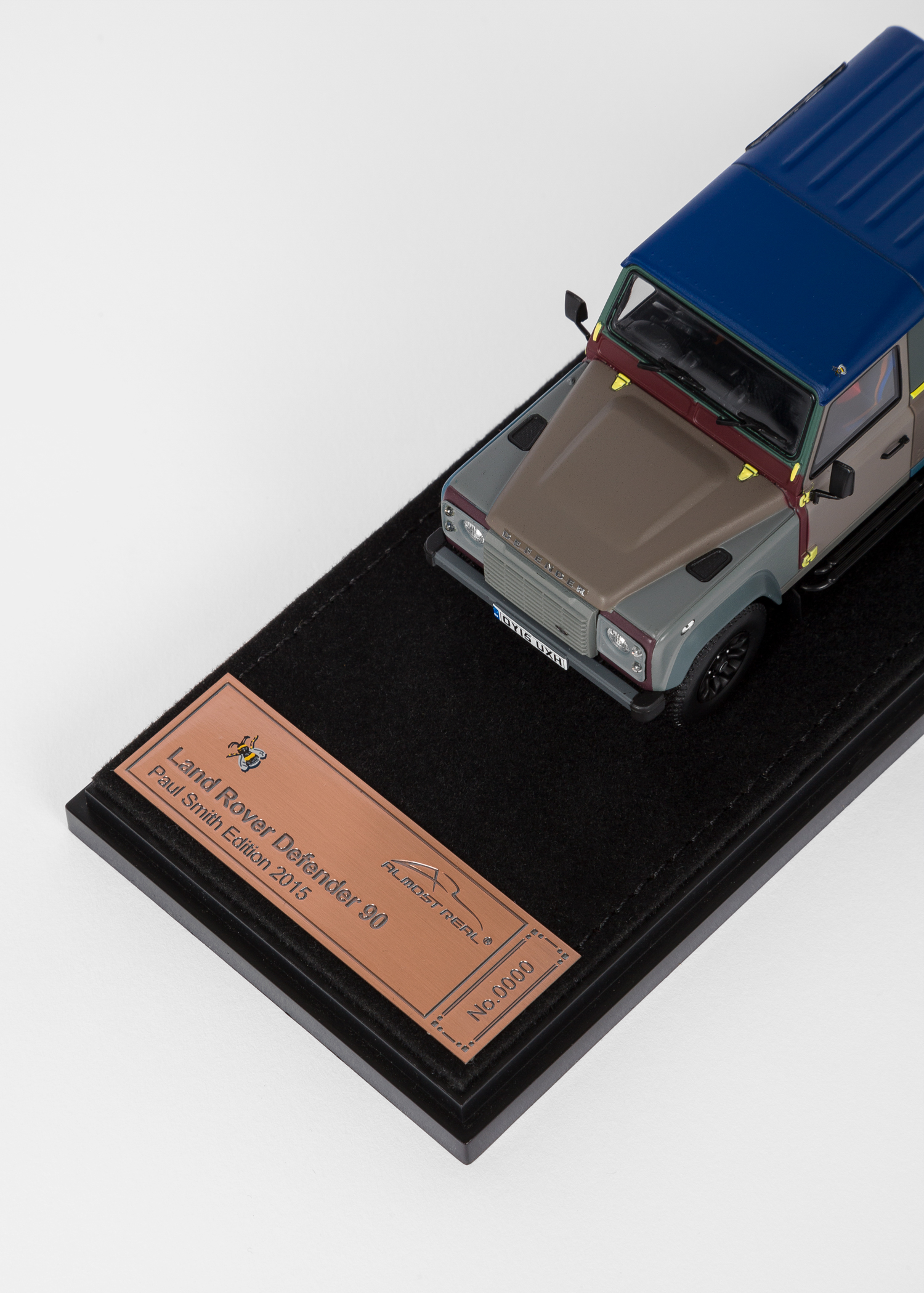 Vue de la plaque - Paul Smith + Land Rover - Defender 90 Échelle 1:43 Édition Collector Moulée Sous Pression 