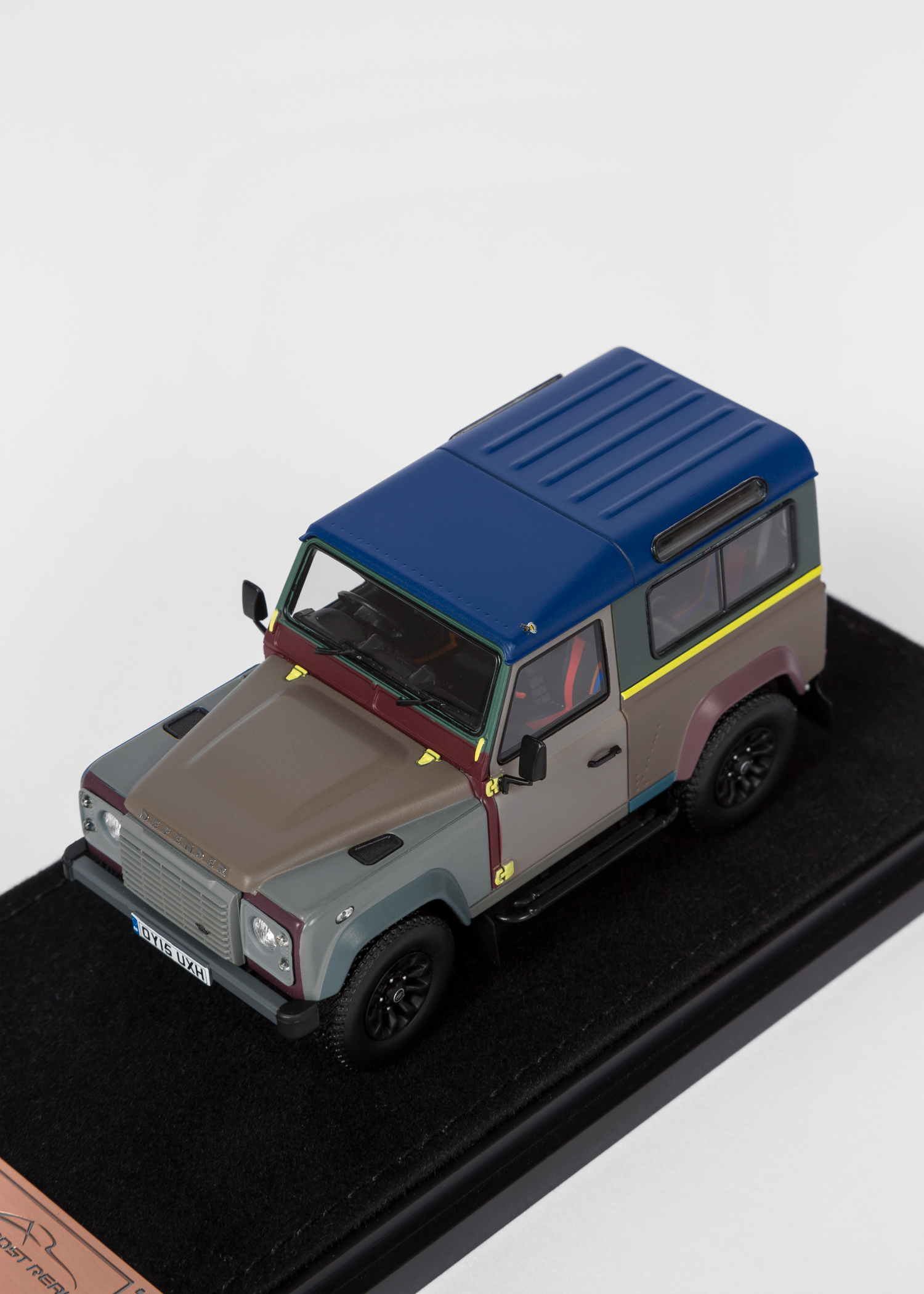 Vue en biais - Paul Smith + Land Rover - Defender 90 Échelle 1:43 Édition Collector Moulée Sous Pression 